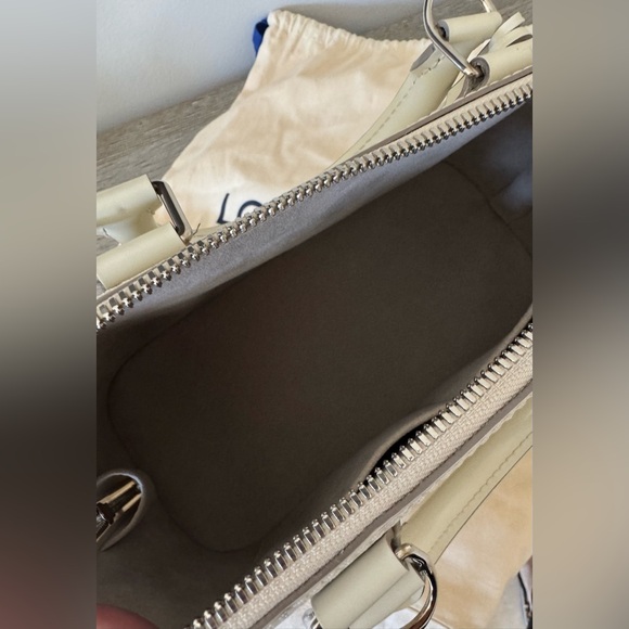 Large Louis Vuitton Alma BB Quartz Epi. Excellent condition. 100% Authentic. - Picture 4 of 10